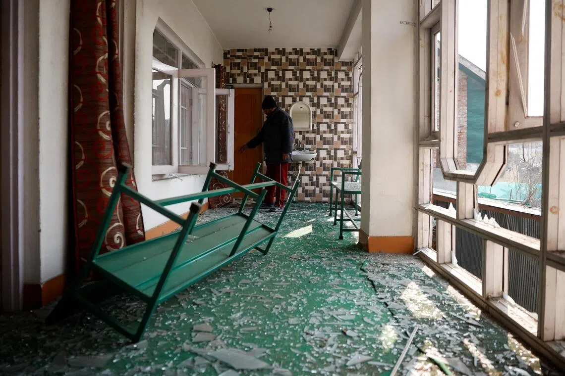 爆炸威力巨大，警局附近的大楼也受波及，屋内一片狼藉。（路透社）