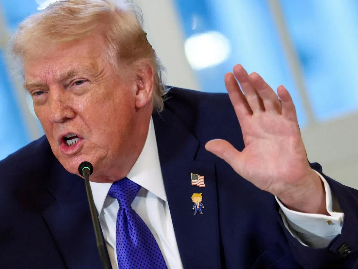 胸前别“快乐特朗普”徽章 特朗普自爆：从未快乐过