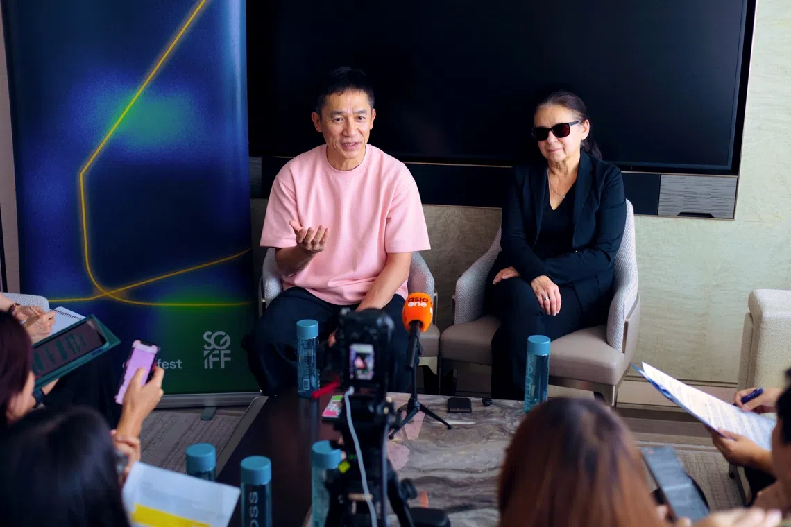梁朝伟携导演Enyedi接受本地媒体联访。（新加坡国际电影节提供／: 雷远彬摄）
