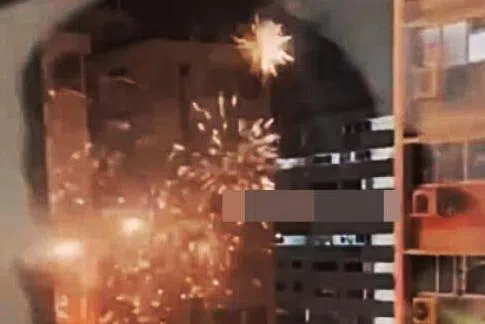 烟花燃放时传出巨响，引起不少居民深夜围观。（视频截图）