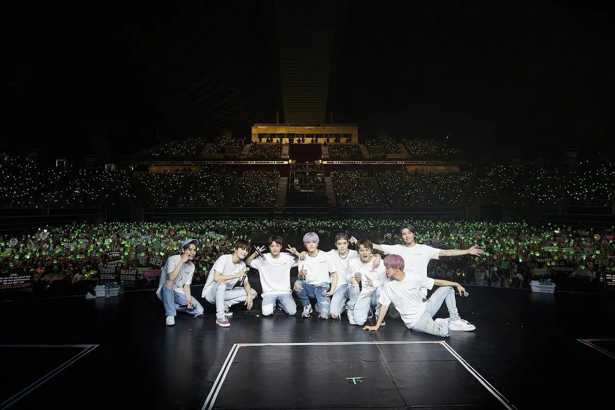 NCT 127与粉丝们合照。（图/One Production面簿）