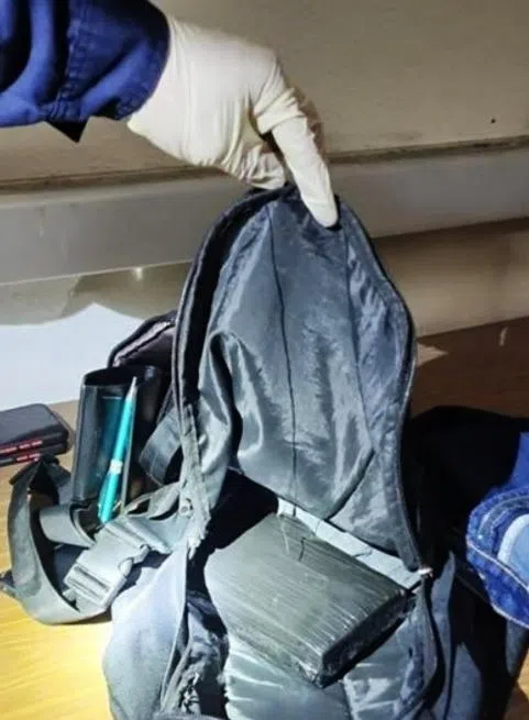 执法人员在一辆从兀兰关卡入境的马来西亚注册车牌汽车内搜出两捆大麻。（中央肃毒局提供）