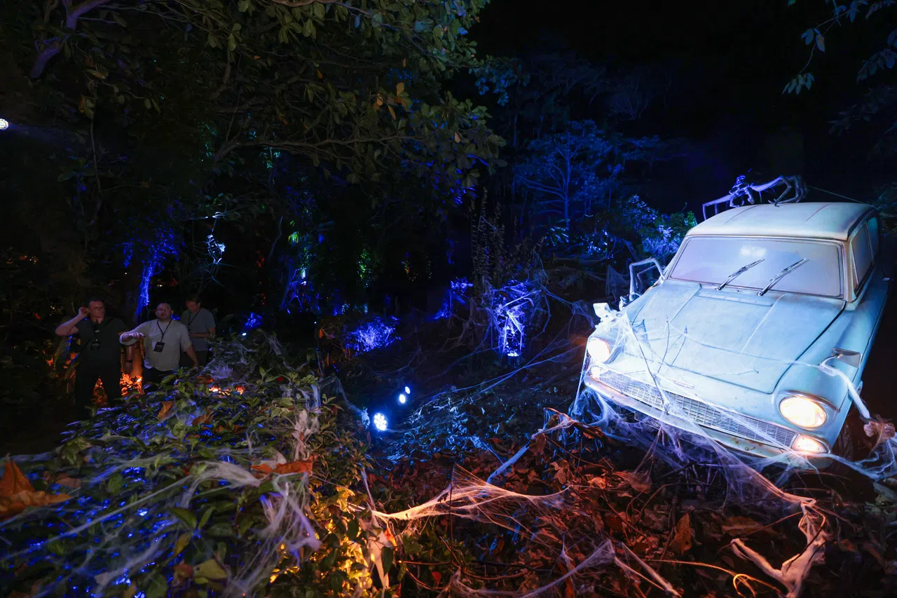 “禁林之旅”中的汽车原比例还原了电影中那辆“倒霉”的汽车。（李冠卫摄）