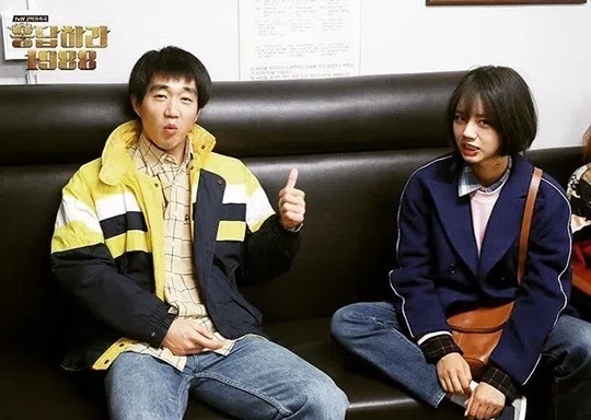 崔盛元（左）和李惠利在《请回答1988》饰演姐弟。（互联网）