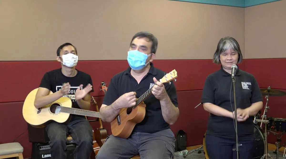 “黑暗中对话”（Dialogue in the Dark）团队演唱“Singapore Town”。（义安理工提供）