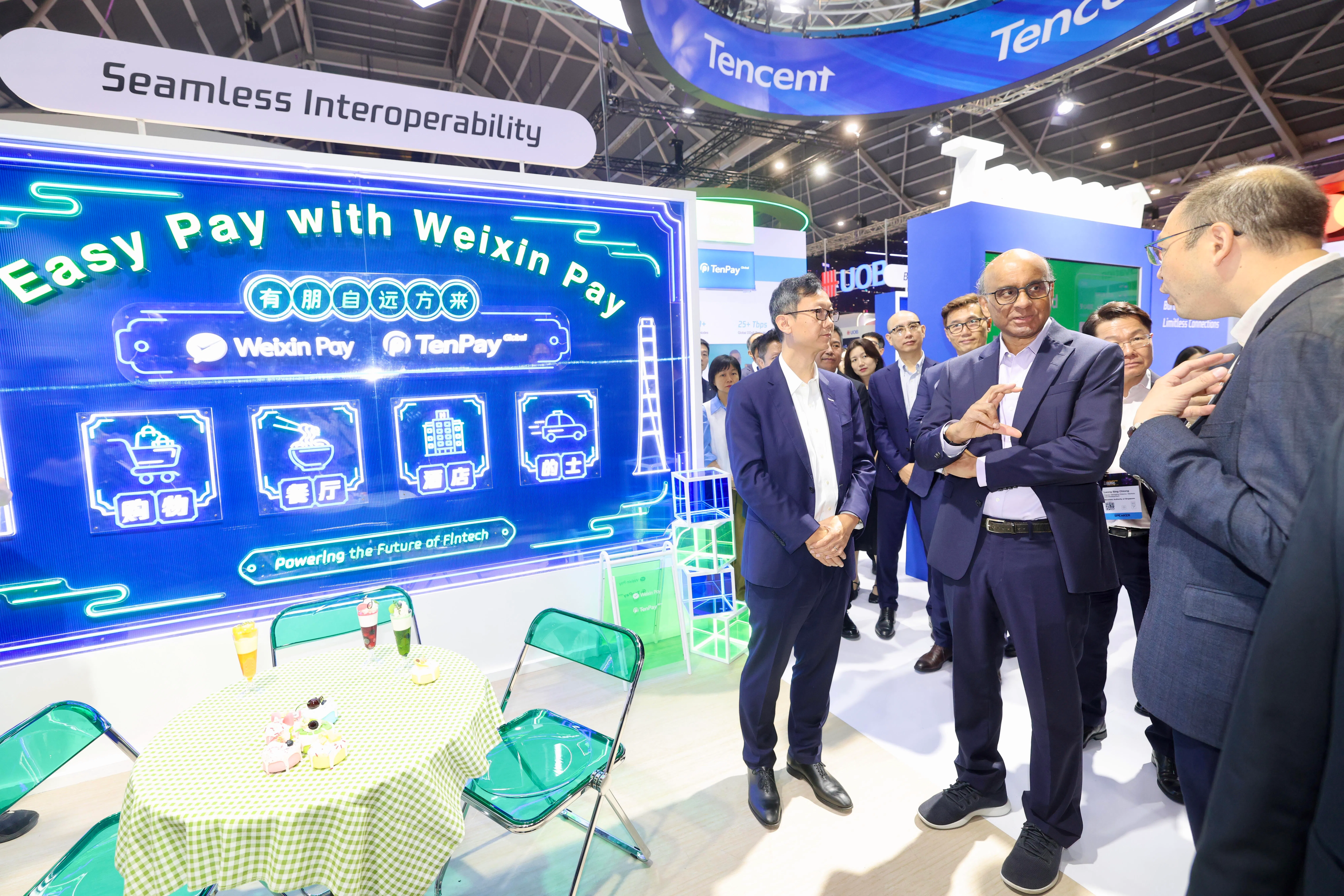 尚达曼总统（中）于11月13日出席金融科技节时，与腾讯公司副总裁、腾讯金融科技业务负责人林海峰（左）和TenPay Global（新加坡）首席执行官杨文汇（右）交流意见。（陈斌勤摄）