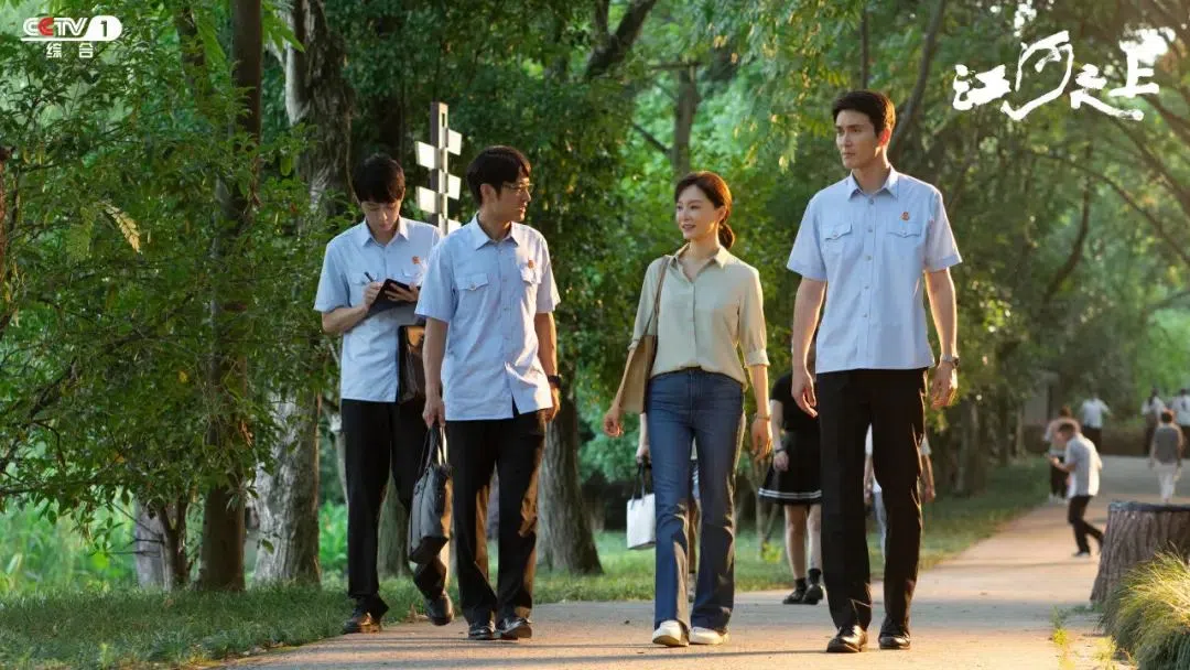 高伟光（右起）、陈数与袁文康在《江河之上》展开环保课题上的合作。（互联网）