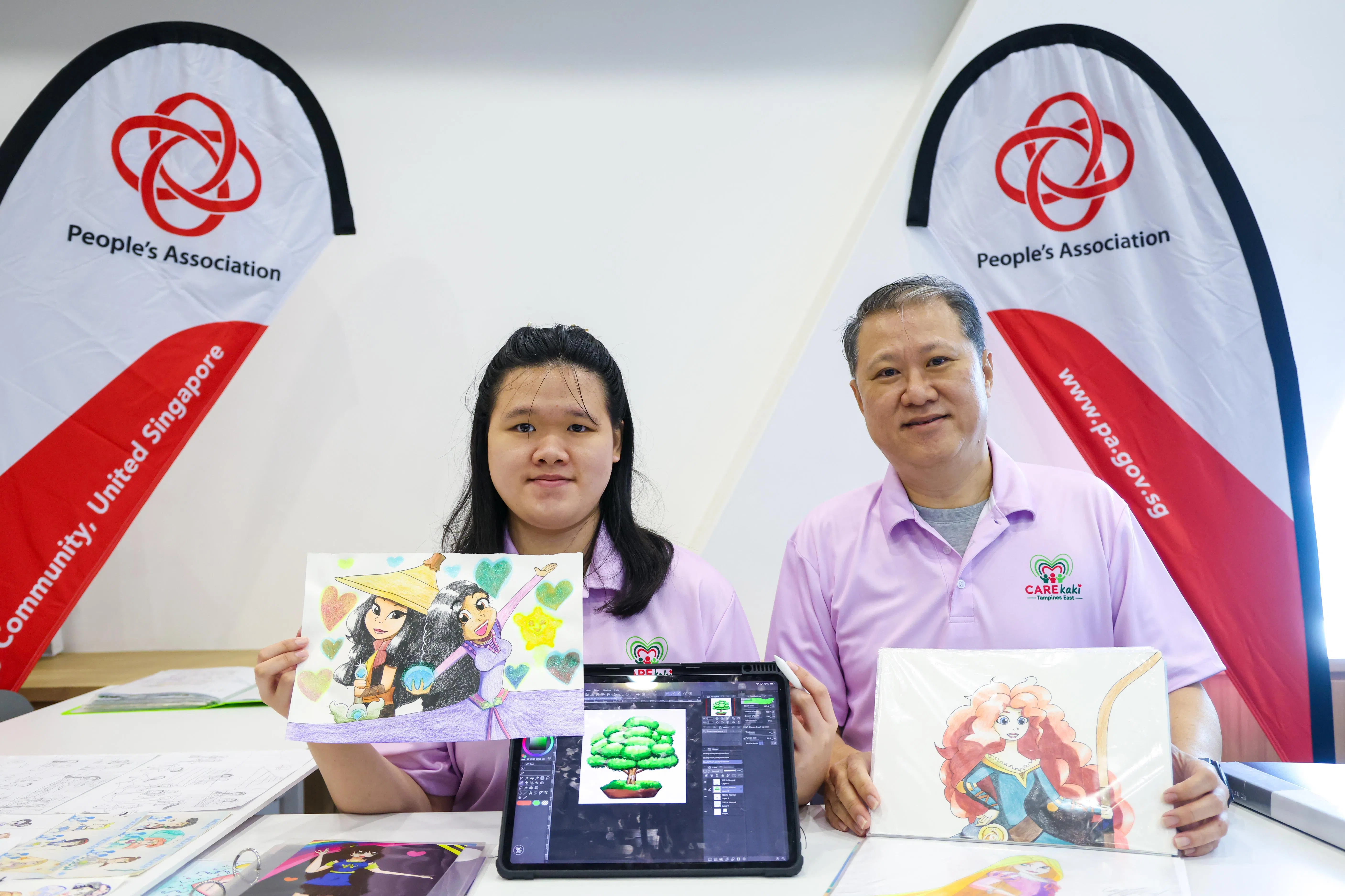 郑凯云（左）以画笔发挥创意，最喜欢创作动漫人物。父亲郑永发乐见女儿从兴趣中建立信心，并获得机会展示她的才能。（林明顺摄）