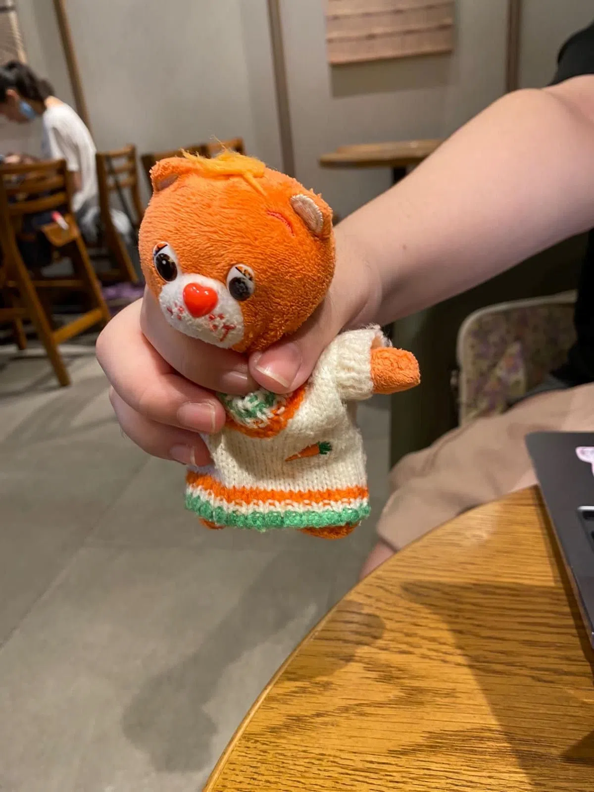 有学生对玩偶“施暴”，无声地发泄自己被作业和考试压得精神崩溃的状态。（高静娴摄）