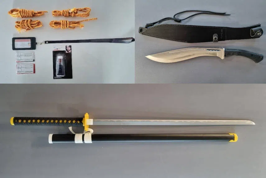 用来拍摄视频的刀子和捆绑受害者的绳子。（新加坡警察部队提供）
