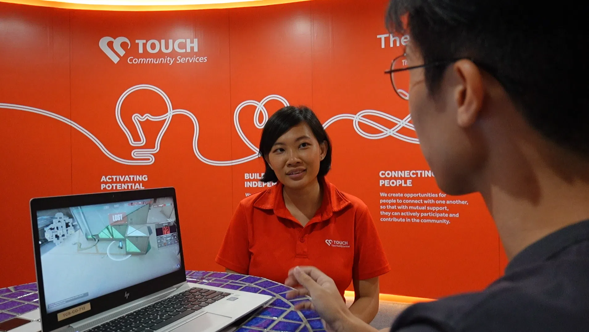 黄欣仪说，青少年网游时遭遇霸凌后宁可独自承受，也不愿向父母求救。（视频截图）