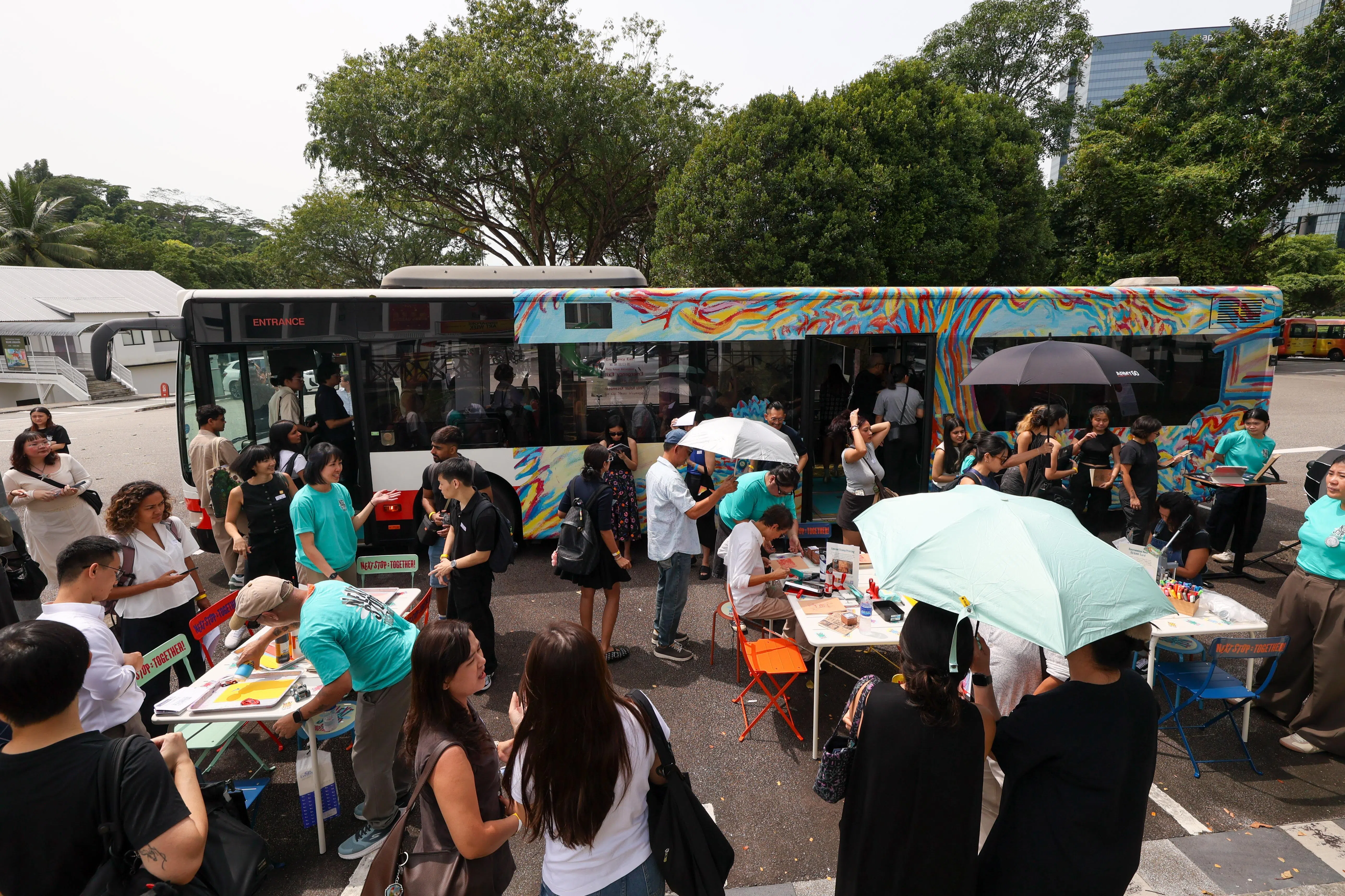 艺术巴士展出可互动、具触感与声音元素的作品，把社区站点转化为创意交流的空间，让艺术不只停留在视觉层面。（张俊杰摄）