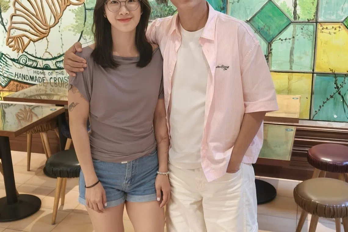 钱翰群在女儿飞伦敦前一起喝茶，并落下不舍的眼泪。（受访者提供）