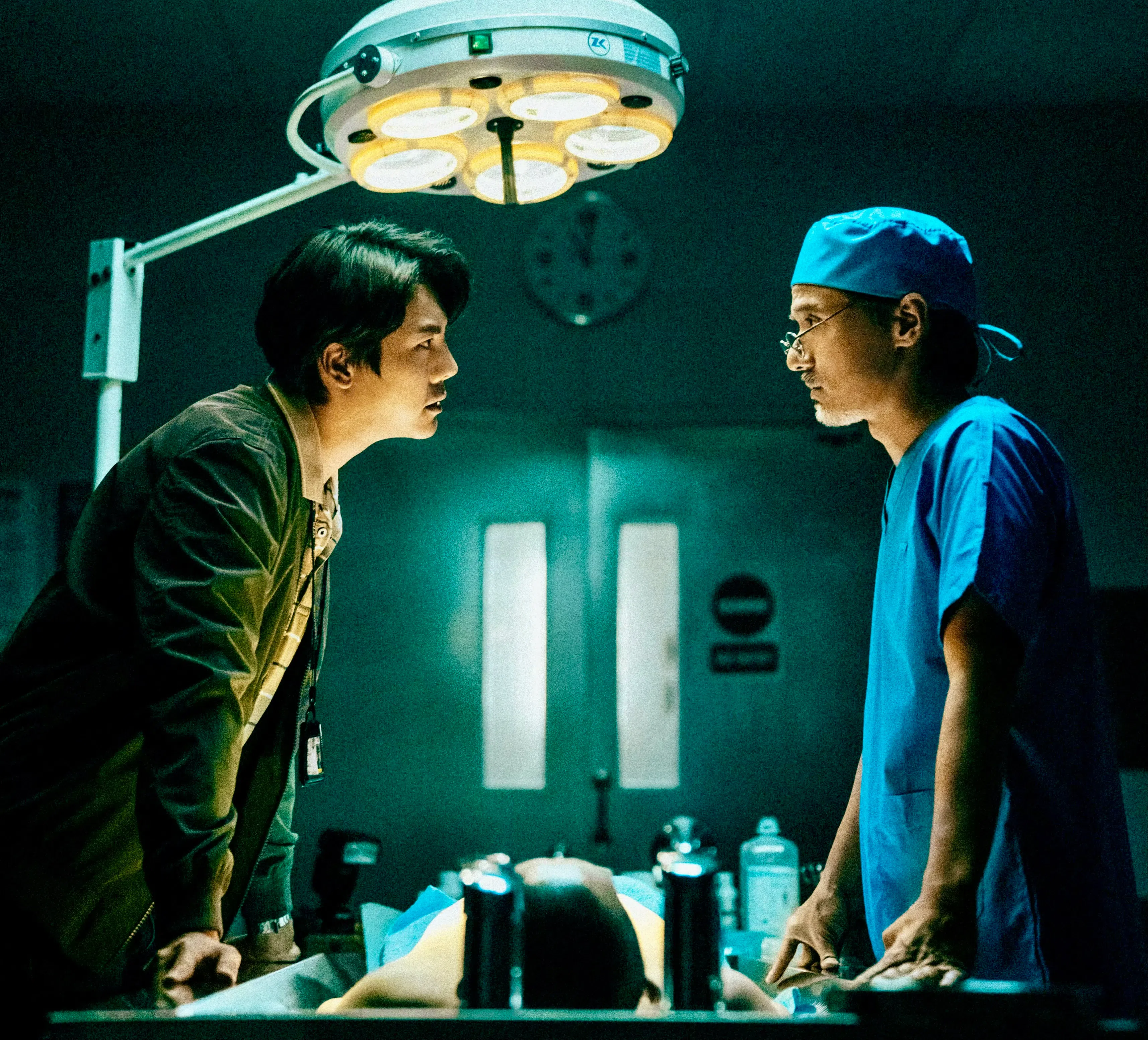 冯德伦（右）在《太阳星辰》与陈伟霆有多场对手戏。（取自剧集微博）