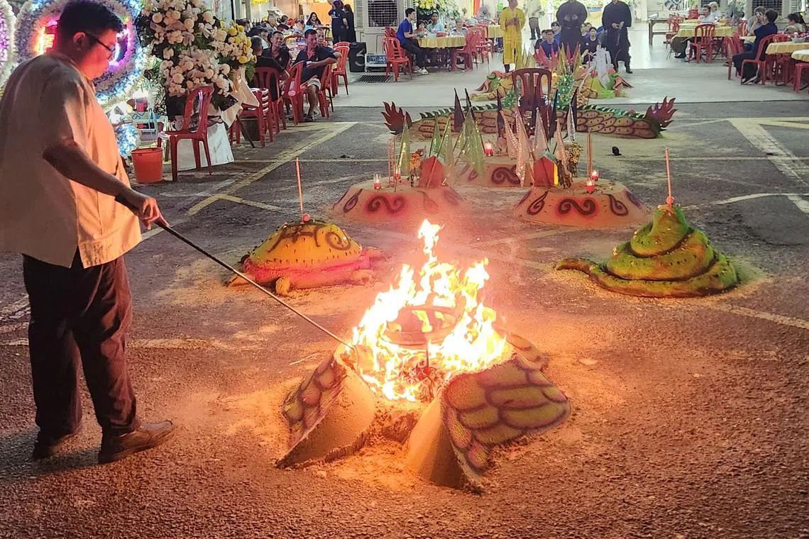 破地狱神佛人鬼都在，写诗那样跳跃着步调。（作者提供）