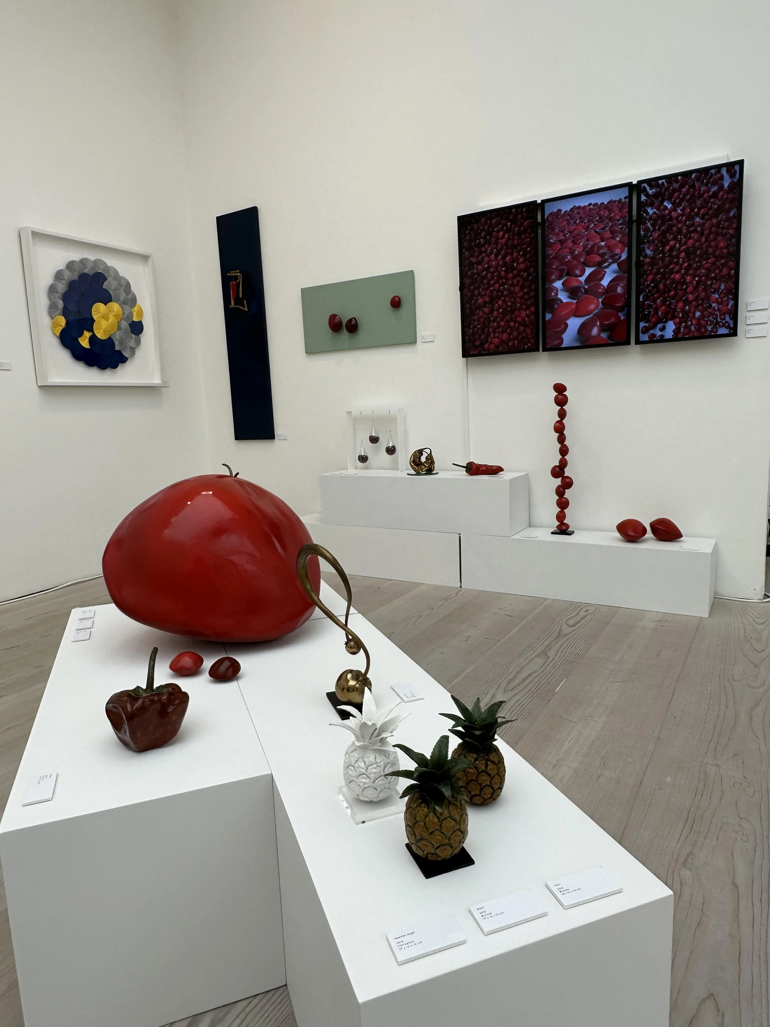 库玛丽展出相思豆、辣椒、黄梨雕塑等。（黄向京摄）