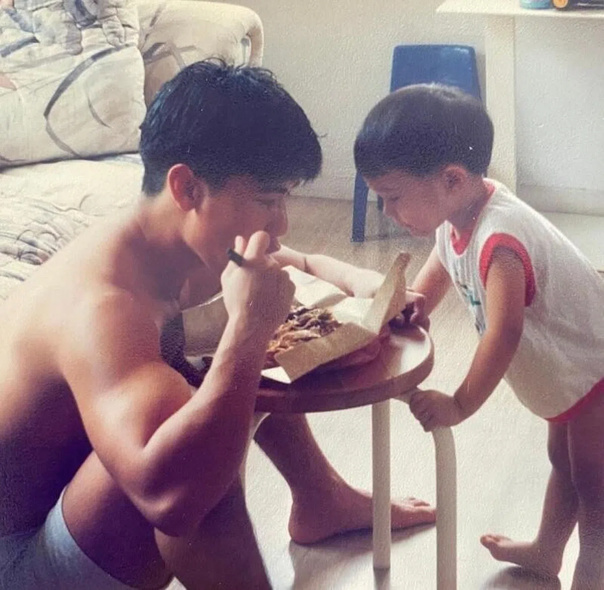 儿时的陈熙（右）和父亲陈之财。（受访者提供） 