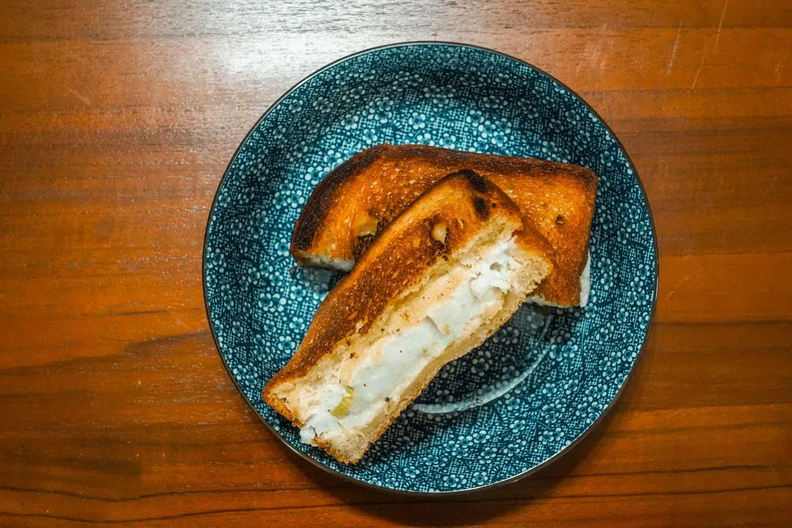 Memboyu是布里欧修面包夹着咸香鱼浆，再淋上蜂蜜柠檬酱汁。（餐馆提供）