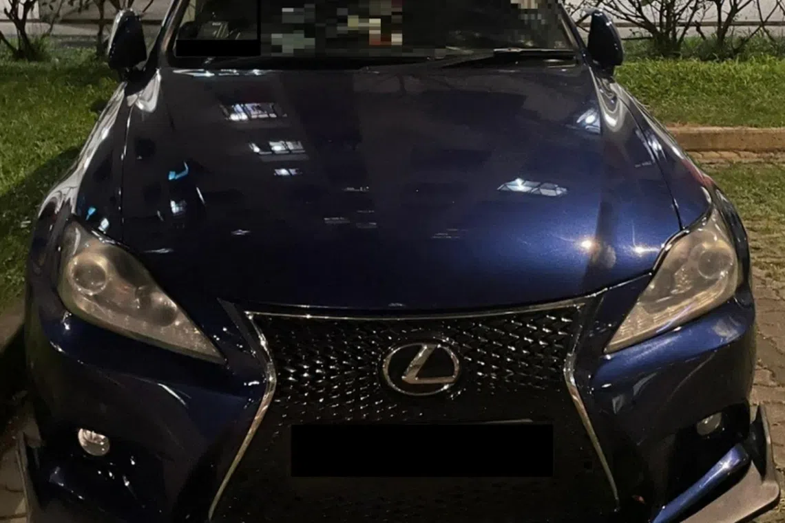 肃毒人员星期三（26日）在淡滨尼22街一住宅单位展开突击行动后逮捕了三名男子，并在他们的车上查获毒品。（肃毒局提供）