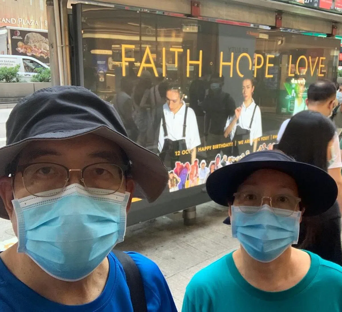 阿Mo的父母特别跑到生日灯箱旁拍摄视频，借以祝福鼓励儿子。（取自面簿）
