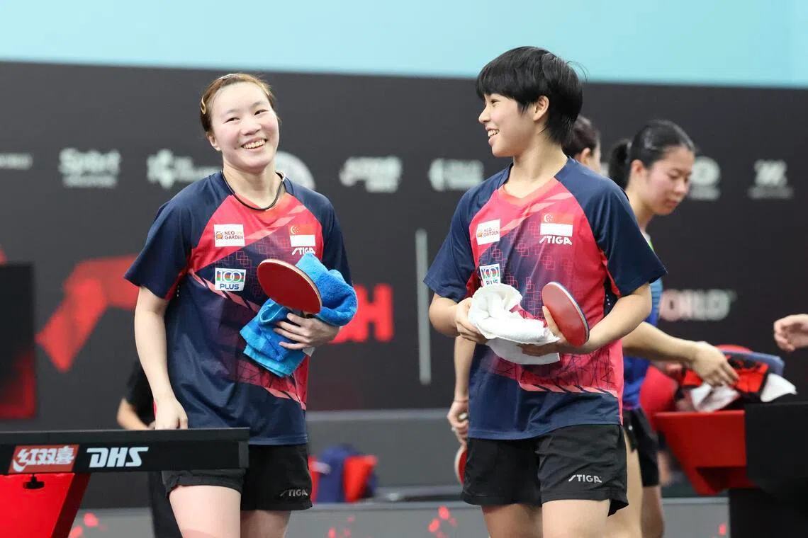 拿下意想不到的胜利，黎明映（右）和黎嬣萱非常开心。（郑一鸣摄）