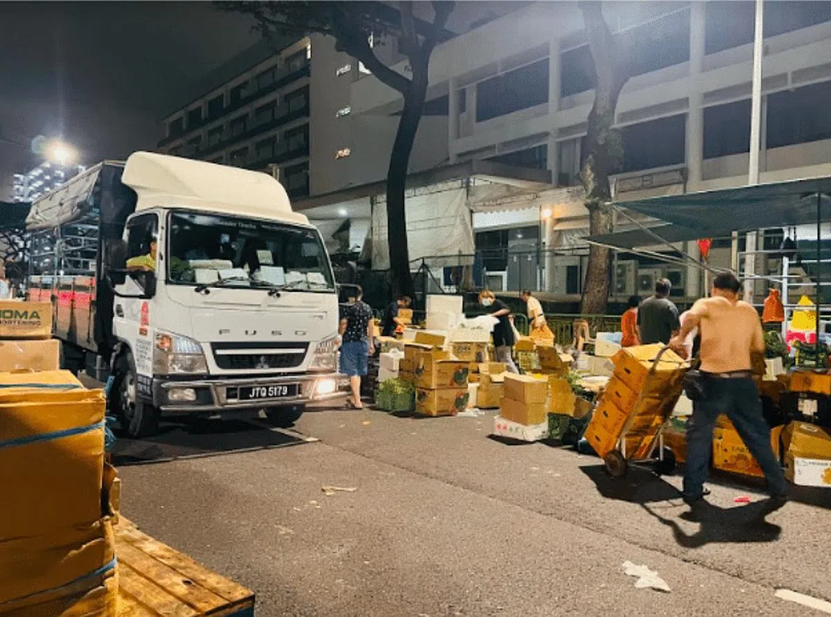 夜里的大巴窑东路上，多的是人声与车声。（杨雯婷摄）