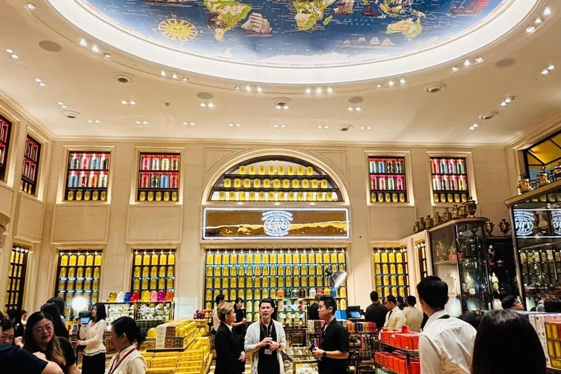 天花板一幅手绘茶叶环游世界的地图，以丰富的图案与色彩，呼应TWG Tea从世界各地寻找茶叶的品牌故事。（李可爱摄）