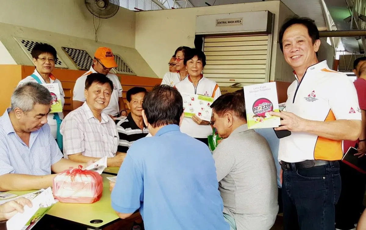 亚逸拉惹—玉宝区C2E委员会陈青贵积极带队到社区宣传防蚊意识，也拍摄防蚊视频与居民分享。（图/亚逸拉惹—玉宝区C2E委员会提供；图片摄于未有冠病疫情之时） 