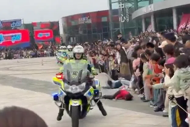 上周六（11月8日）的苏州警营开放日活动期间，一名女骑警进行摩托车表演时，失控撞向围观人群，有儿童被撞后倒地。（互联网）