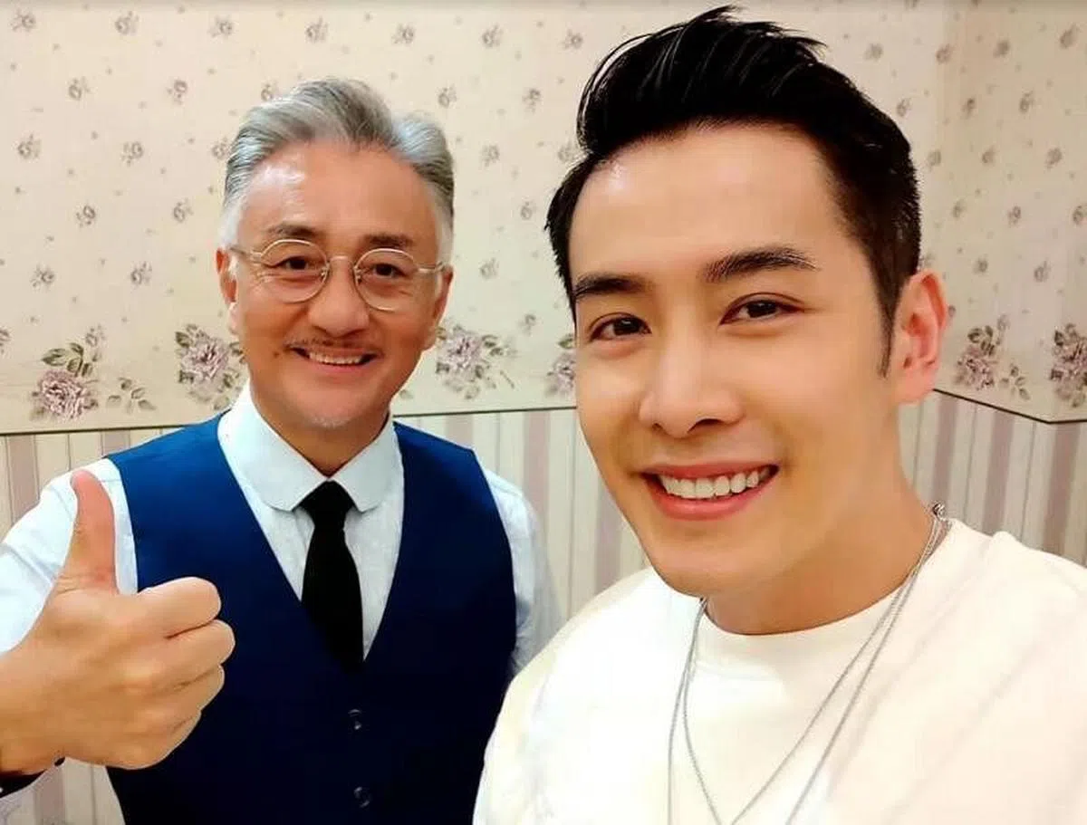 吴岱融参演《黑金风暴》与“小儿子”李日朗合照。（网络）