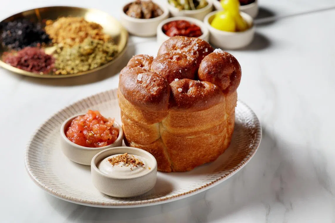 Leila的招牌也门犹太面包库巴纳(Kubana) ，松软细致。（龙国雄摄）