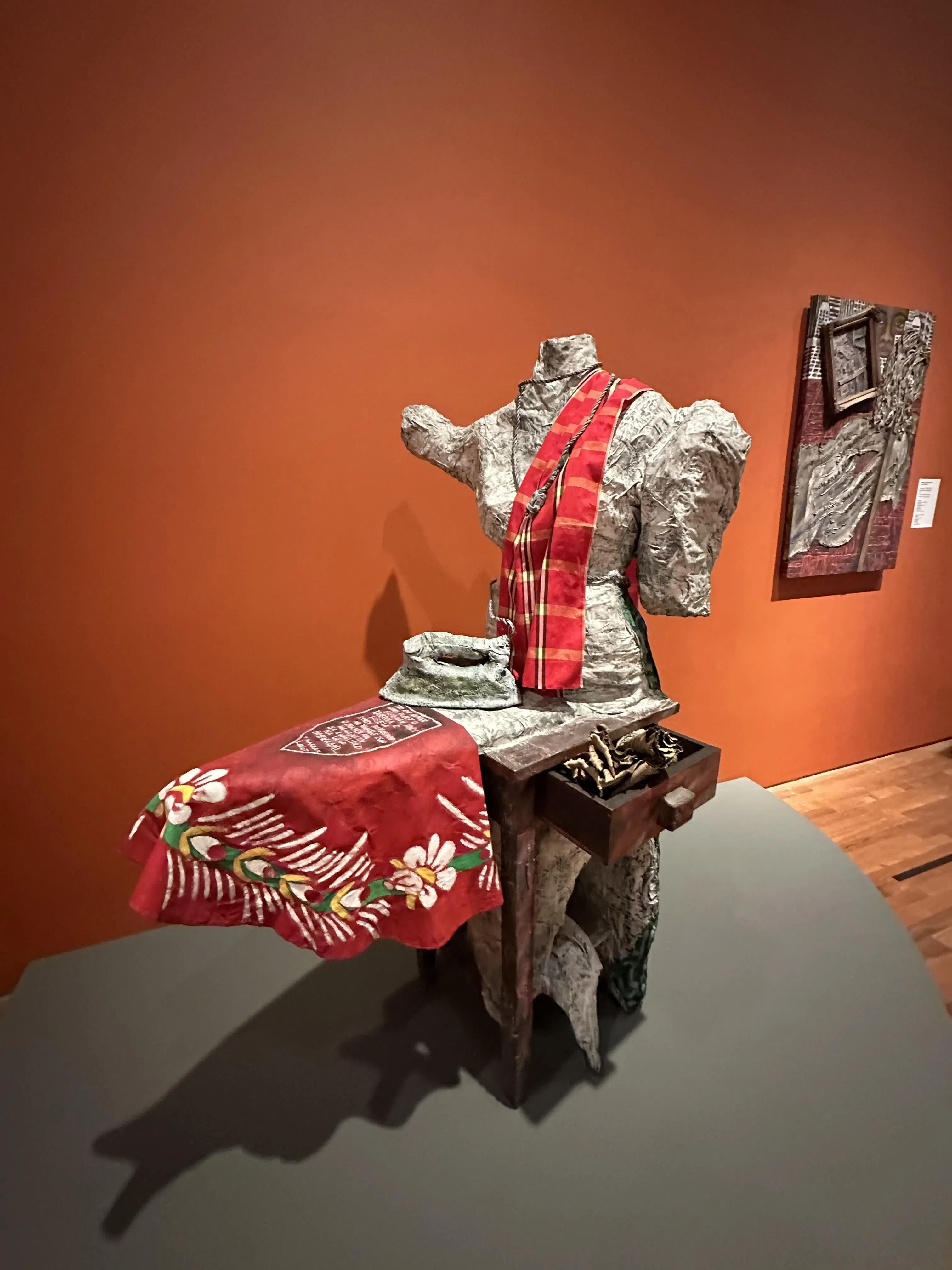 伊梅尔达的装置《玛拉的熨衣板前》（1992）关注菲佣问题。（黄向京摄）