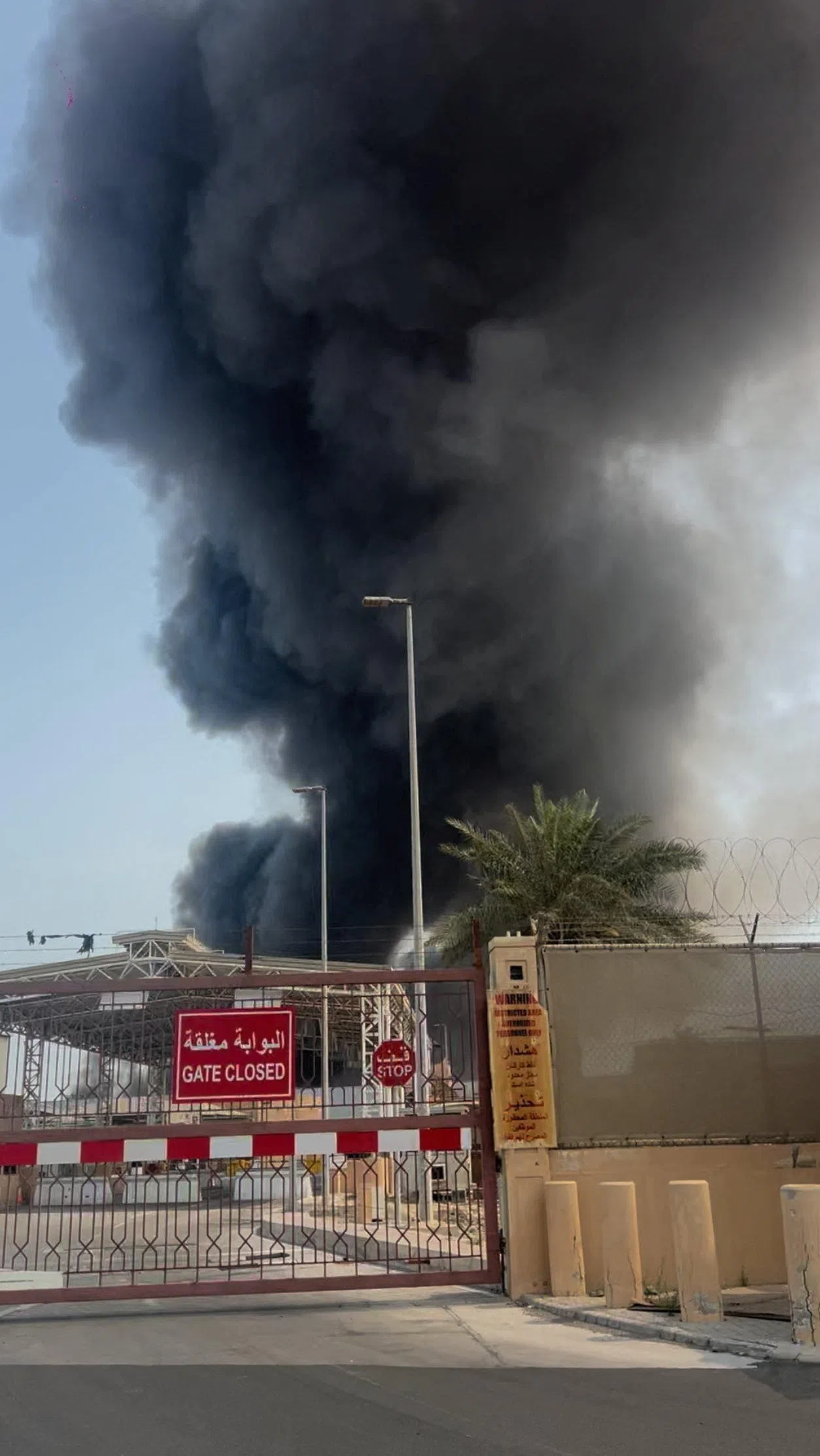 视频显示，在巴林首都麦纳麦的美国海军基地星期六（2月28日）遭到导弹袭击后冒出浓烟。（路透社）