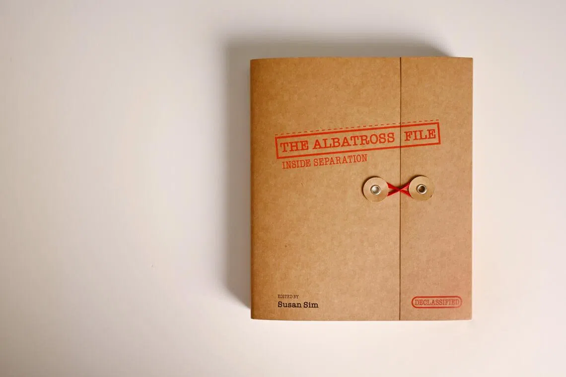 《信天翁文件：分家的真相》是新加坡目前最热门的一本书。