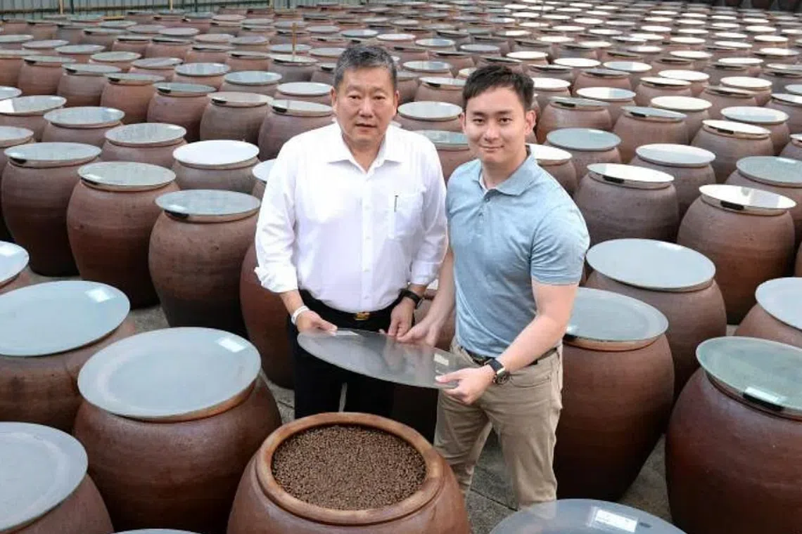 大华食品工业的第四代白承正（右）同父亲白毅柏。（《联合早报》档案照）