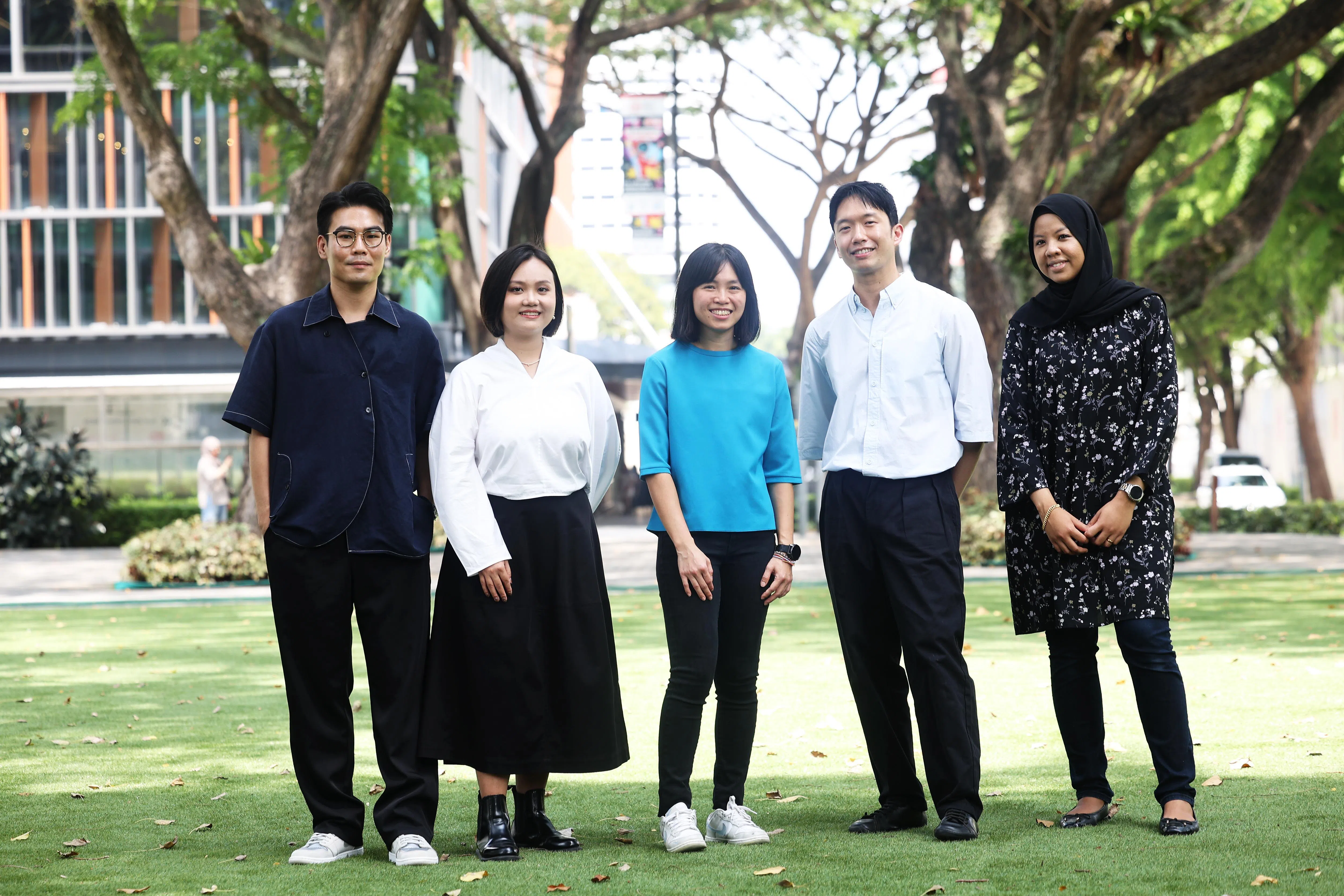 2025年青年艺术家奖得主电影导演李昌荣（左起）、作家何颖舒（笔名随庭）、灯光设计师白静怡、作家阮麒霖和作曲家纱菲齐亚。（蔡家增摄）