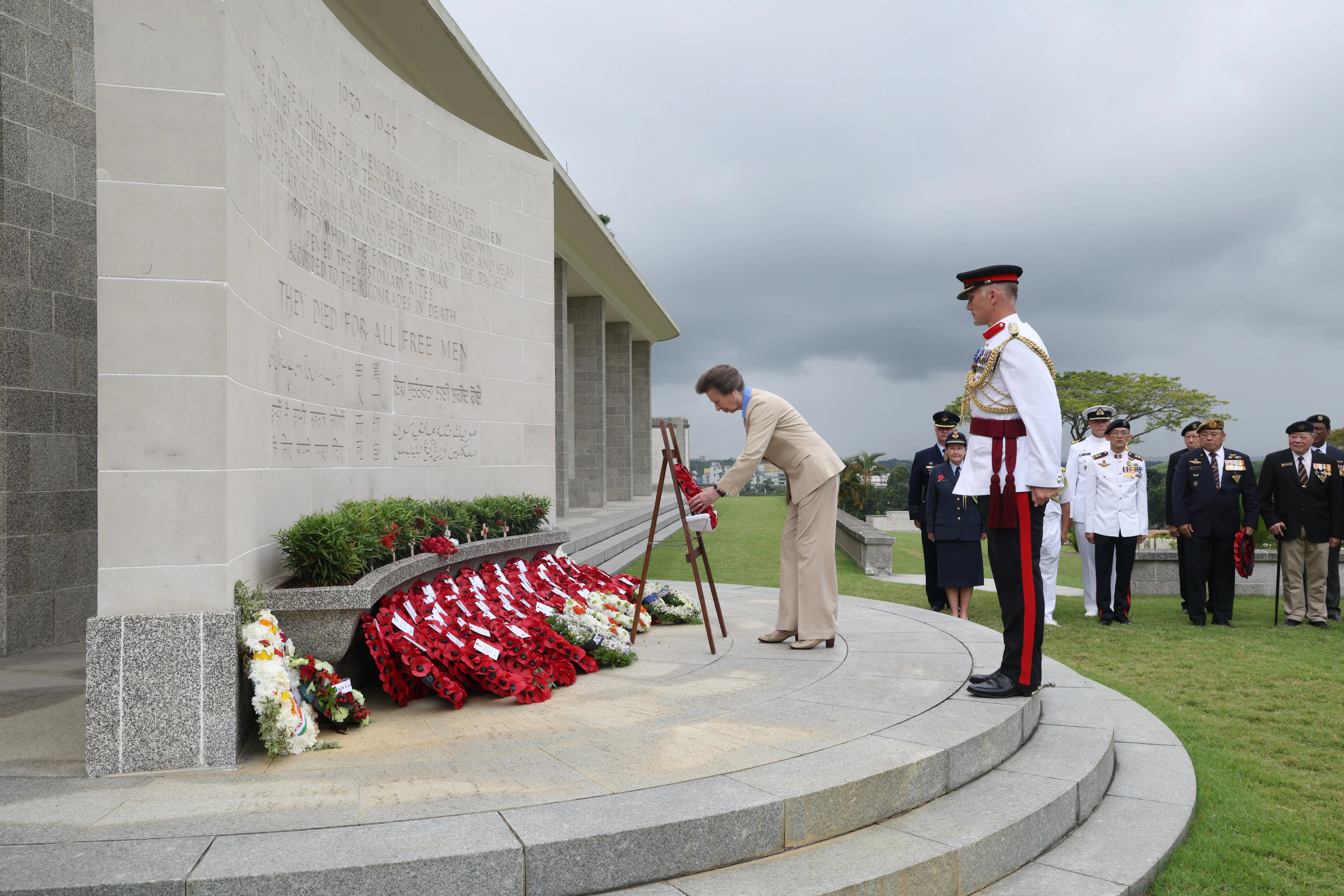 安妮长公主（左）星期三前往克兰芝阵亡战士公坟，在细雨绵绵中送上花圈，缅怀那些为保卫新加坡和平而牺牲的战士。（唐家鸿摄）