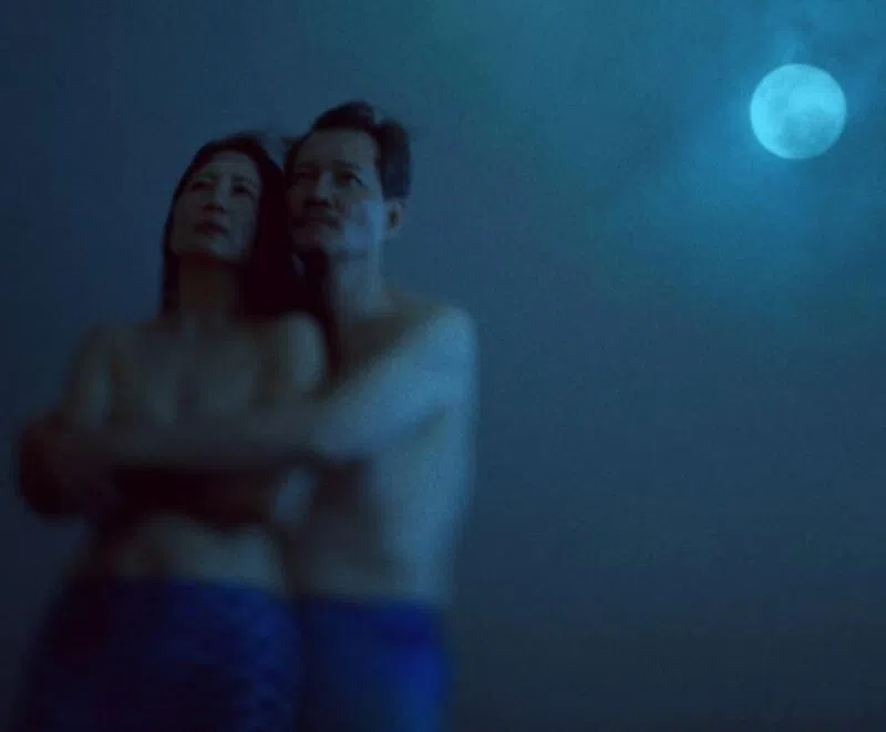 男主角俞宏荣和女主角卓桂枝在片中有情欲流转的暧昧镜头。（图片由momofilm提供）