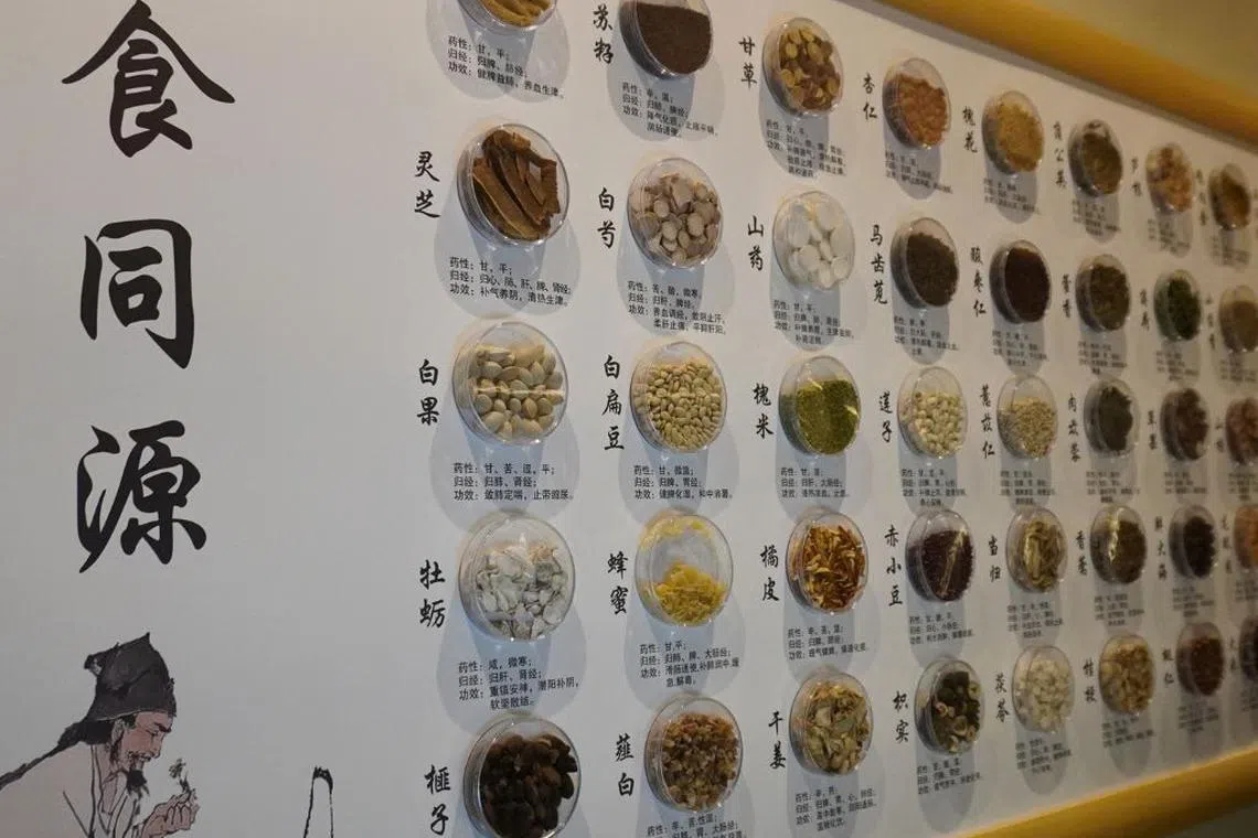 “阿嬷茶语”店内展示不同中药的功效。（互联网）