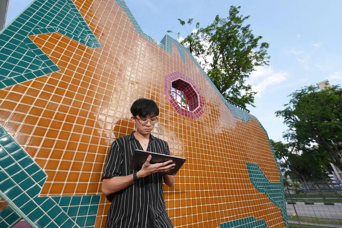 何峻陞喜欢把新加坡地标和风景线融入插画中。（谢智扬摄）