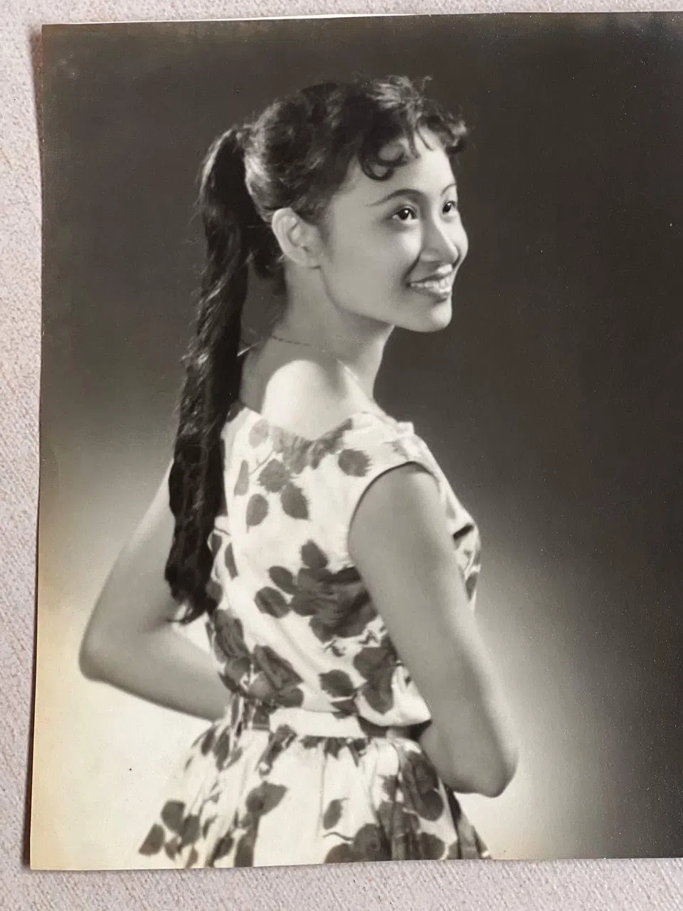 李佩英年轻时的照片。女儿张秀丽形容妈妈勤奋、温柔，却有韧性，她虽然不会说话，但她身体力行，鼓励子女积极面对困难。（受访者提供）