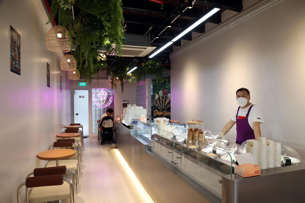 现已开始营业的Gelato Garden史密斯街分店，售卖更多具有新加坡特色口味的冰淇淋，如佳佳凉茶冰糕、蜂蜜仙草冰糕、枇杷膏冰淇淋和山楂冰淇淋等。（邝启聪摄）