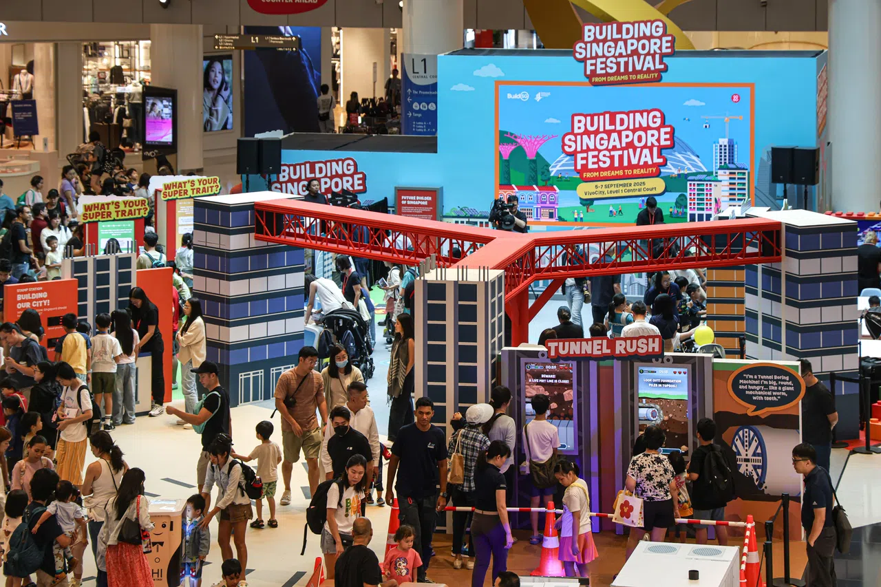“建设新加坡节”从星期五至星期天（7日）在怡丰城举行，通过展览和互动项目，让公众进一步了解建筑环境领域。 （关俊威摄）
