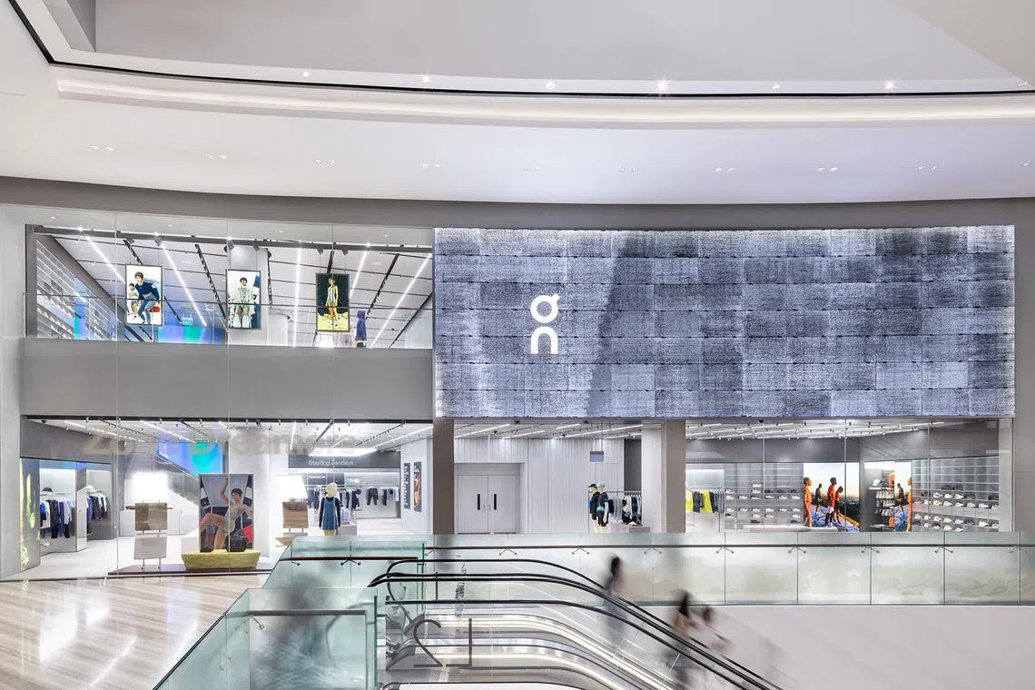 运动品牌On位于星耀樟宜的东南亚旗舰店，两层空间未来感十足。（互联网）