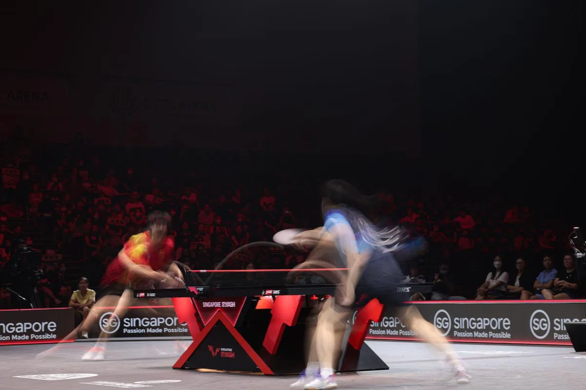 男单半决赛迎来激烈的中国内战，世界第一的樊振东（右）最终战胜王楚钦。（李冠卫摄）