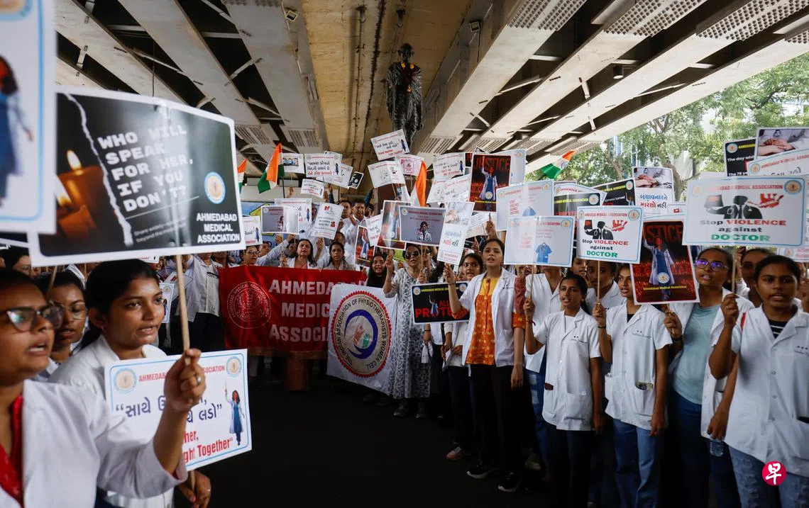 女实习医生遭奸杀印度全国医生罢工抗议暴行| 联合早报