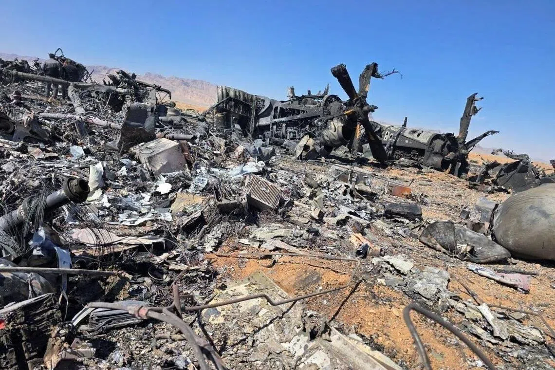 伊朗声称挫败美军营救战斗机人员的行动，星期天发布到社交媒体上的照片显示，疑为美国飞机和直升机旋翼的残骸散落在伊朗中部伊斯法罕。专家分析认为，这些残骸似乎属于美军MC-130J或HC-130J运输机。（路透社）