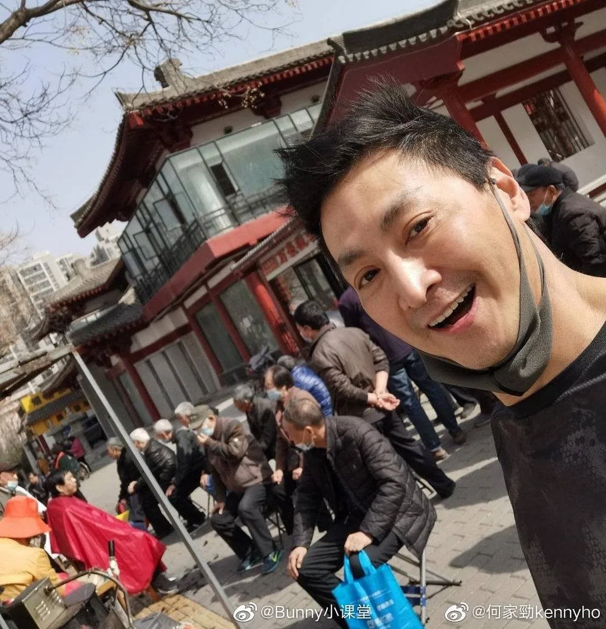 何家劲在街边享受老人剪发福利。（取自微博）