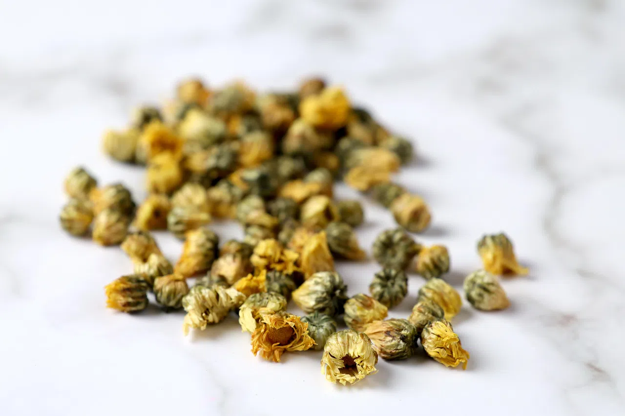 菊花茶可消暑解热。菊花茶种类有贡菊、杭菊、胎菊、野菊花等。（龙国雄摄）