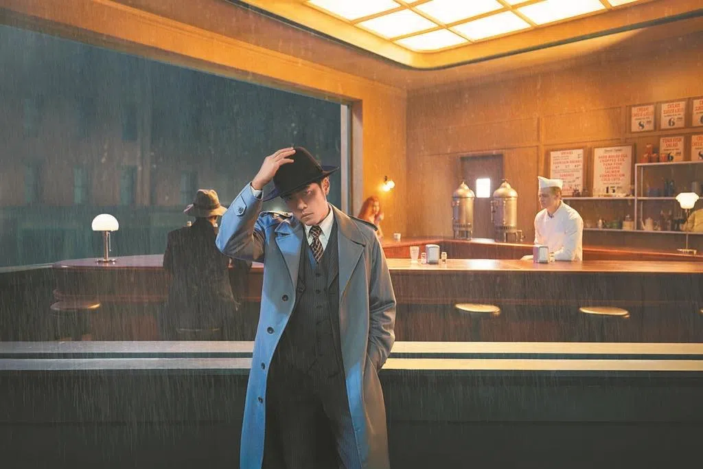 周杰伦在《夜游者》画作的酒吧前留下帅气身影。（互联网）